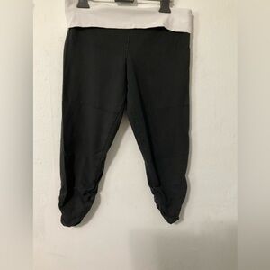 Victoria's Secret Women’s Medium Black/White Ruched Capri Yoga Pants